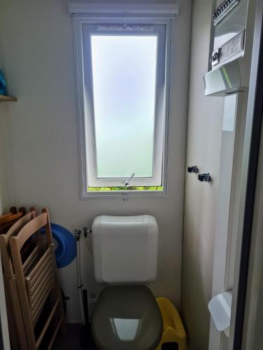 a small bathroom with a toilet and a window at Hebergement dans un Domaine à Litteau in Litteau