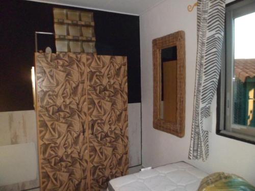 Cette chambre est dotée d'un panneau en bois sur le mur. dans l'établissement l'atelier des reves, à Écuras