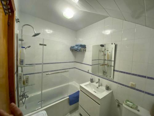 y baño con ducha y lavamanos. en Blue Corredera Vejer, en Vejer de la Frontera