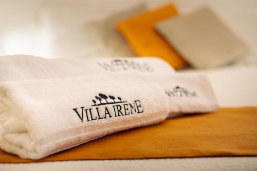 Biały ręcznik ze słowami "villemite" w obiekcie Villetta Bianca Pisticci-Matera w mieście Pisticci