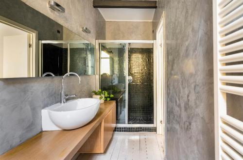 萊科的住宿－Casa la Breva，浴室配有白色水槽和淋浴。