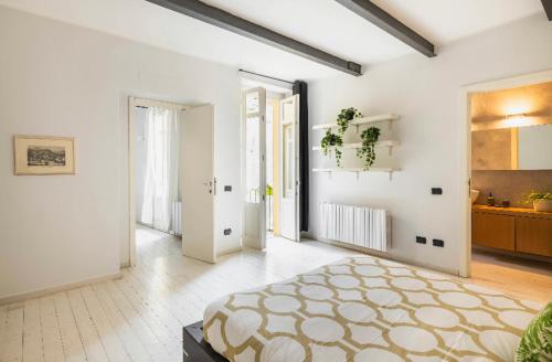 Cette grande chambre blanche comprend un grand lit. dans l'établissement Casa la Breva, à Lecco