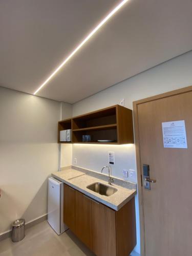 uma pequena cozinha com um lavatório e um frigorífico em Salinas Premium Resort em Salinópolis
