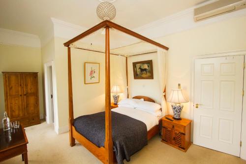 Un pat sau paturi într-o cameră la Emlagh House