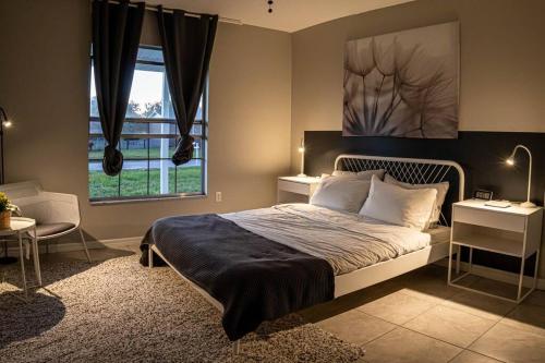 1 dormitorio con cama y ventana en Renovated 3 Br home near all main attractions en Kissimmee