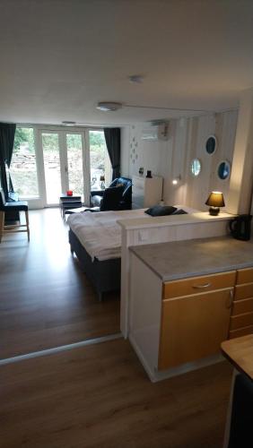 Un dormitorio con una cama y una sala de estar. en Gäststuga i centrala Ystad, en Ystad
