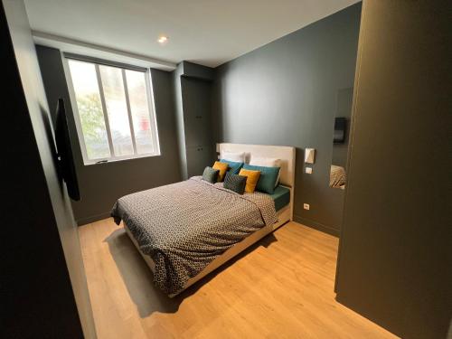 une petite chambre avec un lit et une fenêtre dans l'établissement Relais Cocorico 2 Bedrooms with AC, 2 bathrooms, 8 min Eiffel Tower, à Paris