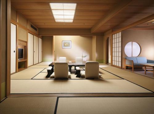 a dining room with a table and chairs at Suimeikan in Gero