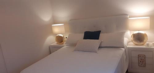 Postel nebo postele na pokoji v ubytování APARTAMENTO- ATICO EN MIJAS COSTA , CON PISCINA.
