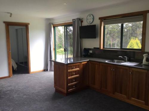 Ett kök eller pentry på Cabin in the Tasmanian Bush - Tranquility!