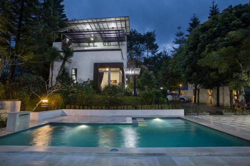 Bazén v ubytování Villa Alessa Puncak nebo v jeho okolí