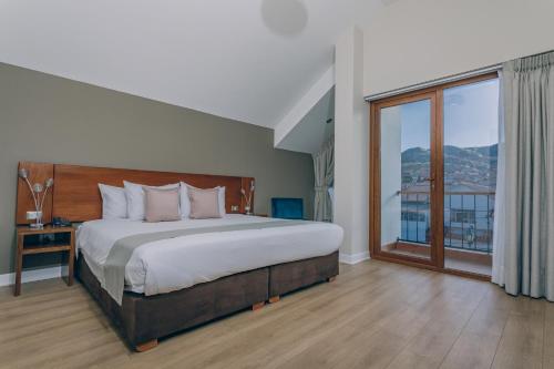 Un pat sau paturi într-o cameră la Saska Boutique Hotel