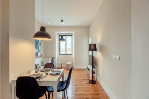 Sunny House - Bright 2 bedroom apartment w/ office