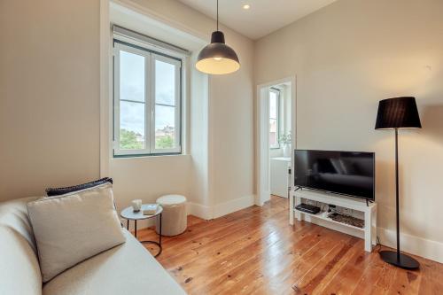 Sunny House - Bright 2 bedroom apartment w/ office