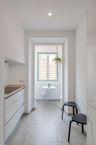 Sunny House - Bright 2 bedroom apartment w/ office