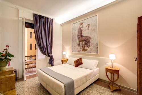 ローマにあるRoma In Una Stanza Guesthouseのベッドルーム1室(ベッド1台付)が備わります。壁には絵画が飾られています。
