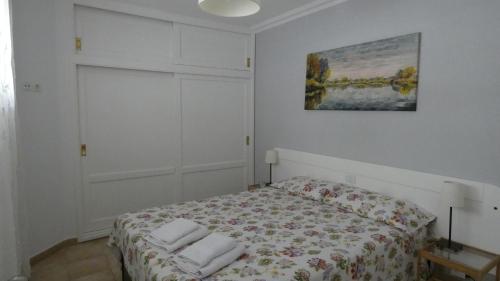 A bed or beds in a room at Apartamento El Cardenal Mick & Rosa