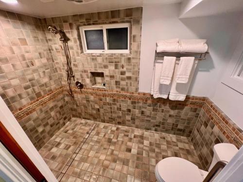 Ett badrum på Catalina Three Bedroom Home With Hot Tub And Golf Cart