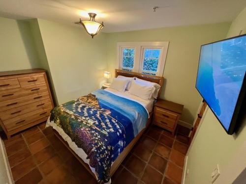 Säng eller sängar i ett rum på Catalina Three Bedroom Home With Hot Tub And Golf Cart