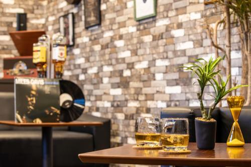 - une table avec trois verres de bière dans l'établissement Stay SAKURA Kyoto Tambaguchi, à Kyoto