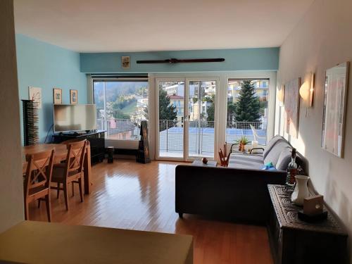 a living room with a couch and a table at Relax sul Lago Maggiore in Muralto