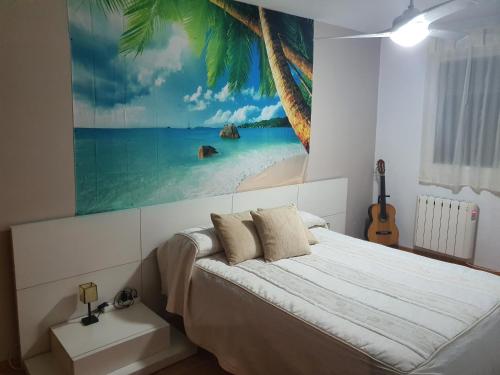 1 dormitorio con 1 cama con una pintura en la pared en Apartamento Almenara Nova Almenareta, en Almenara
