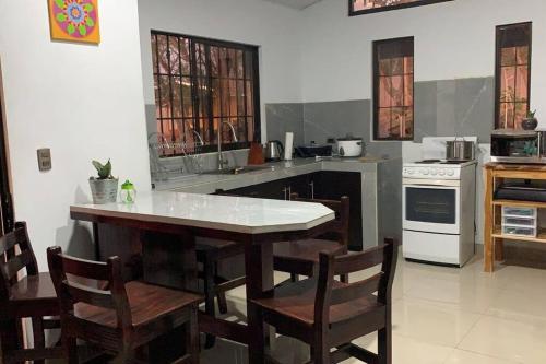 - une cuisine avec une table et des chaises dans l'établissement Casa Jacinto, à San Juanillo