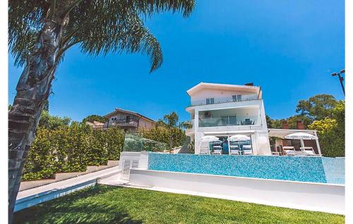 Stunning Home In Fontane Bianche With Outdoor Swimming Pool, Wifi And 5 Bedrooms
