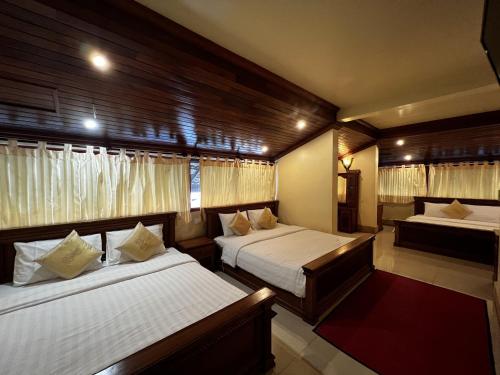 Un pat sau paturi într-o cameră la Shining Angkor Apartment Hotel