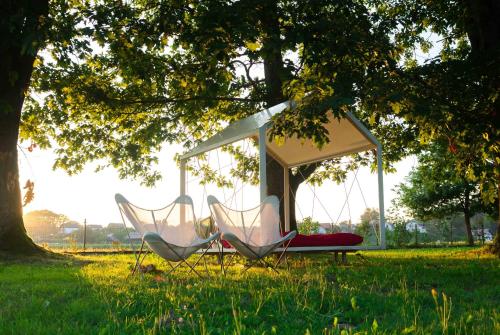 Κήπος έξω από το Tavio mobile house Kolpa, BIG BERRY, Metlika