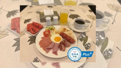 Phuket Chinoinn-SHAPlus Certified في فوكيت تاون: طبق من طعام الإفطار مع بيضة ولحم الخنزير المقدد