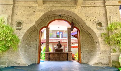 uma estátua num arco num edifício em Villa Naga Maya em Legian