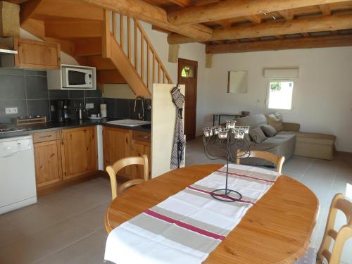 eine Küche und ein Esszimmer mit einem Holztisch in der Unterkunft La Vigne in Saint-Just