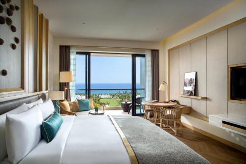 Un pat sau paturi într-o cameră la Sofitel Sanya Leeman Resort
