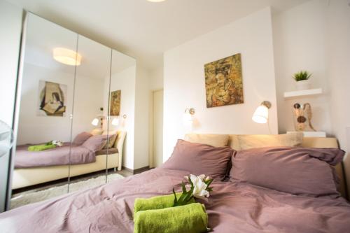 ウィーンにあるVienna-Design-Apartmentsのベッドルーム(ベッド1台、鏡付)