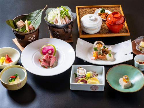 un grupo de platos de comida en una mesa en Shirayunoyado Yamadaya Hakone Gora, en Hakone