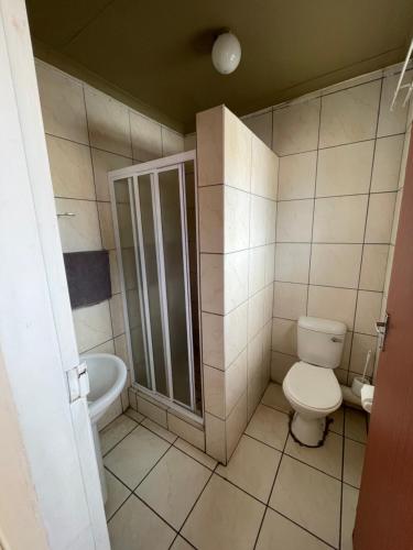 un bagno con wc e doccia di La Fiance Village a Polokwane