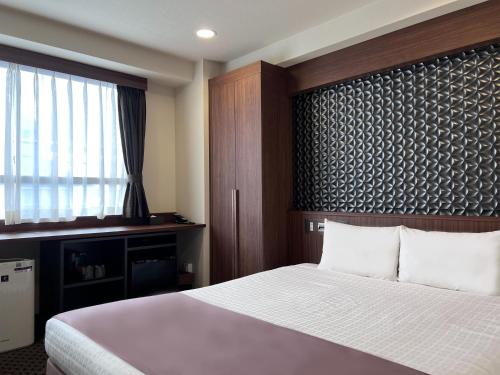 東京的住宿－門屋酒店，酒店客房设有床和窗户。