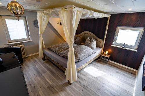 een slaapkamer met een hemelbed bij Timeout Namaste in Ellar