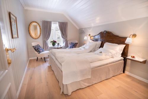 Un pat sau paturi într-o cameră la Husum Hotel