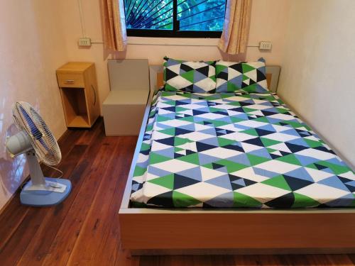 1 dormitorio pequeño con 1 cama en una habitación en 3-Bedroom Beach House at Glamping Dome Beach Resort en Dauin