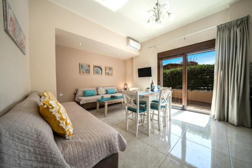 uma sala de estar com um sofá e uma mesa em Iro City and Beach Boutique Homes em Chania Town