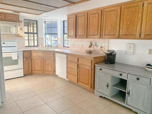 Dapur atau dapur kecil di Desert Getaway - Centrally Located, Trail Access Steps Away!