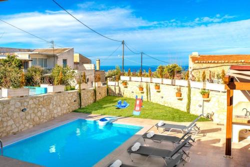 Willa z basenem i widokiem na ocean w obiekcie Rose Villa with Private Pool w mieście Roúpai