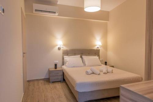 sypialnia z łóżkiem z 2 poduszkami w obiekcie Rose Villa with Private Pool w mieście Roúpai