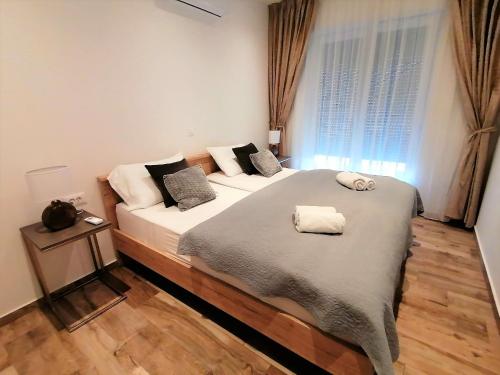 1 dormitorio con 1 cama grande y 2 toallas. en Corallium Imperiale, en Goveđari