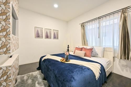 Un dormitorio con una cama grande y una ventana. en 4BD Pool Villa Pattaya with Jacuzzi - Exquisite Pool Villa A, en Pattaya South