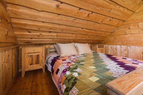 Postel nebo postele na pokoji v ubytování Vanatuuliku log house with sauna