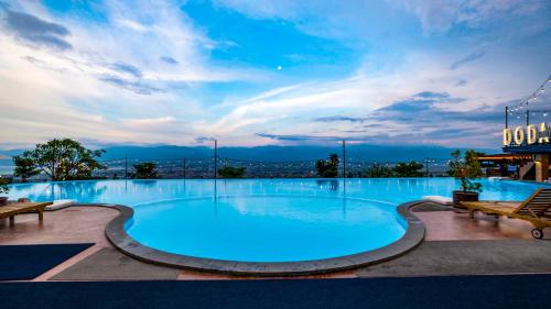 una grande piscina in cima a un edificio di Bukit Indah Doda Hotel & Resorts a Palu