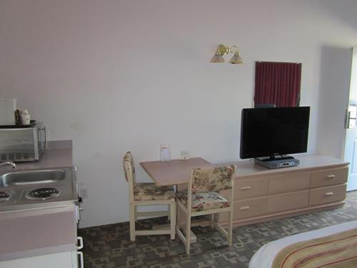 Μια τηλεόραση ή/και κέντρο ψυχαγωγίας στο Sage Inn Merritt BC